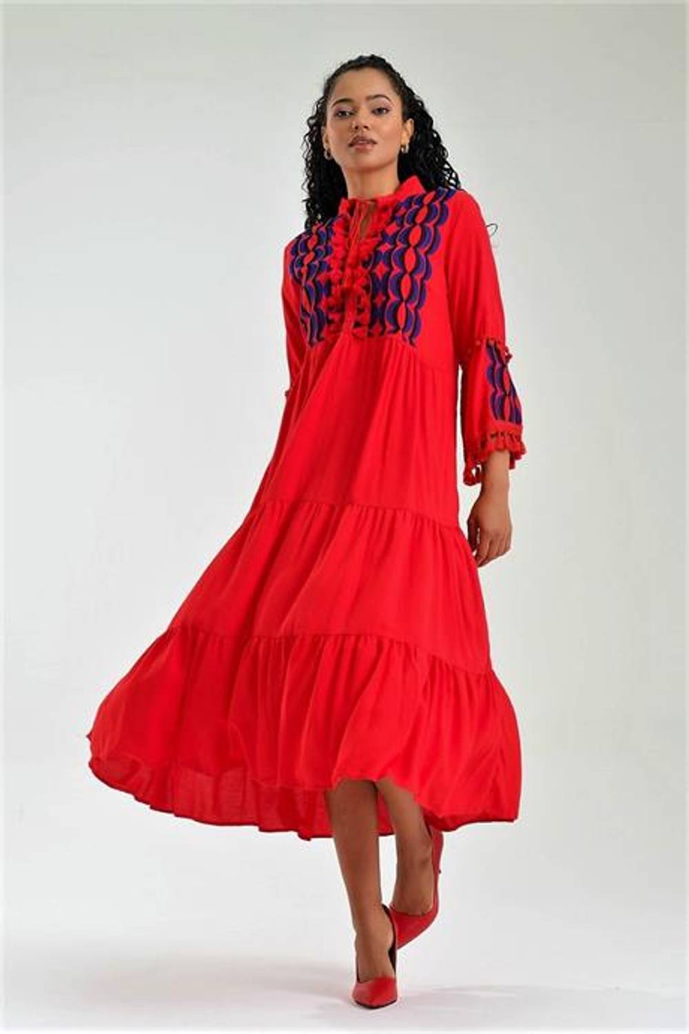 Длинное платье Markano с красной вышивкой, застежкой, бахромой, доступно в размерах 36-44