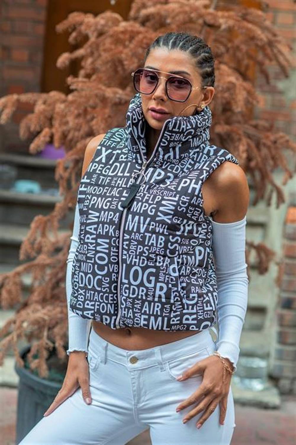 Короткий пуховик з коміром стійкою, з кишенями, чорний, еластичний на талії, доступний у розмірах 36, 38, 40, 42