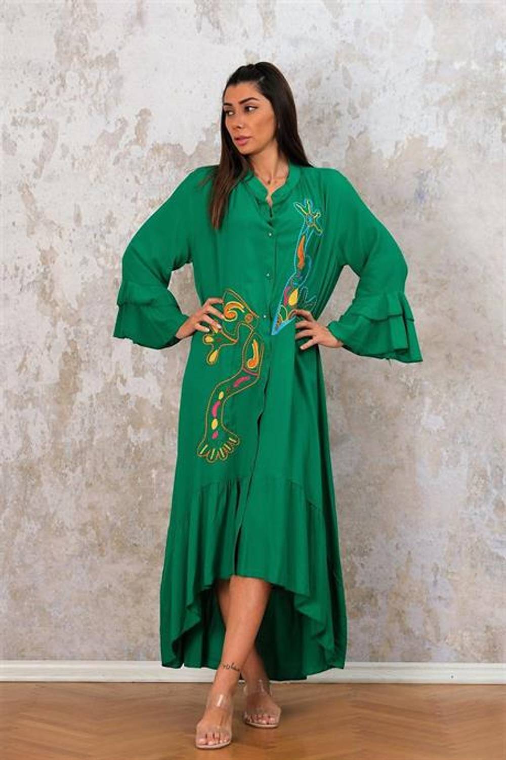 Оверсайз довга сукня з вишивкою, зеленого кольору, з кишенями, рюшами на рукавах та подолі, доступна в розмірах 40-48