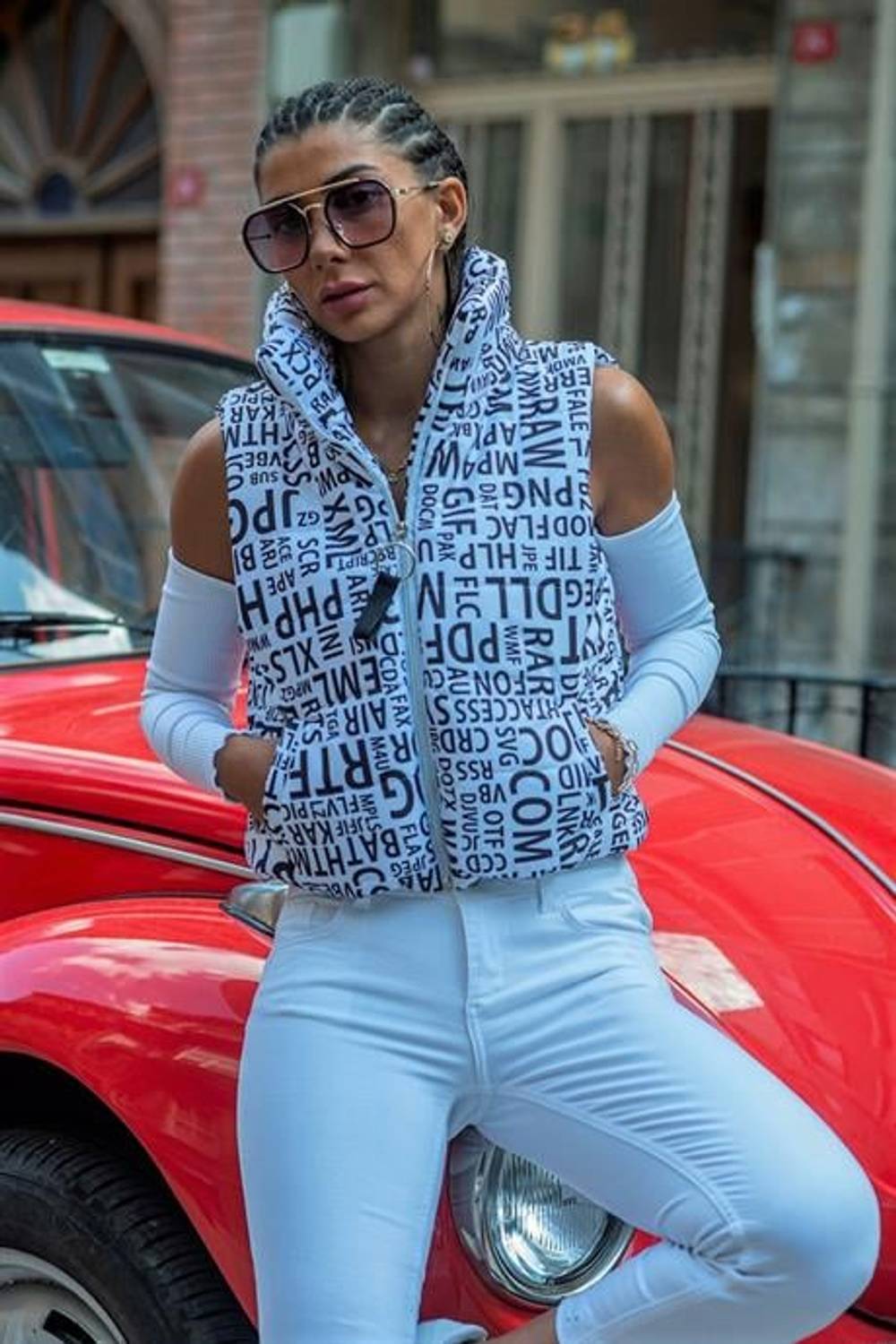 Короткий пуховик з піднятим коміром, білого кольору, з еластичним поясом та кишенями, доступний в розмірах 36-42