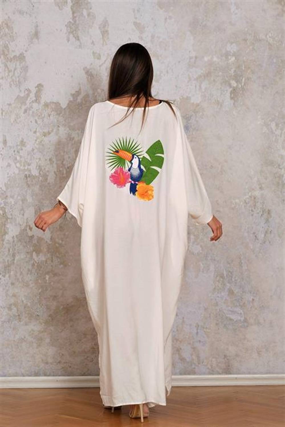 Оверсайз біла сукня з V-подібним вирізом, летючими рукавами, вишивкою птахів та кишенями