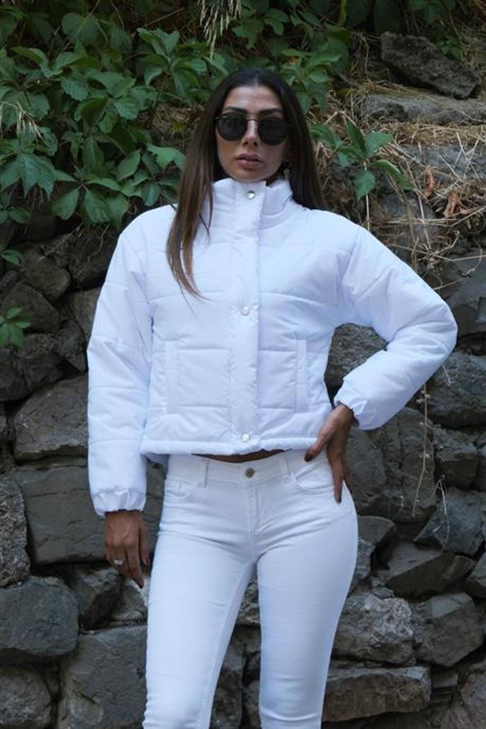 Короткая белая пуховка с высоким воротником и застежкой-молнией, размеры 36-42
