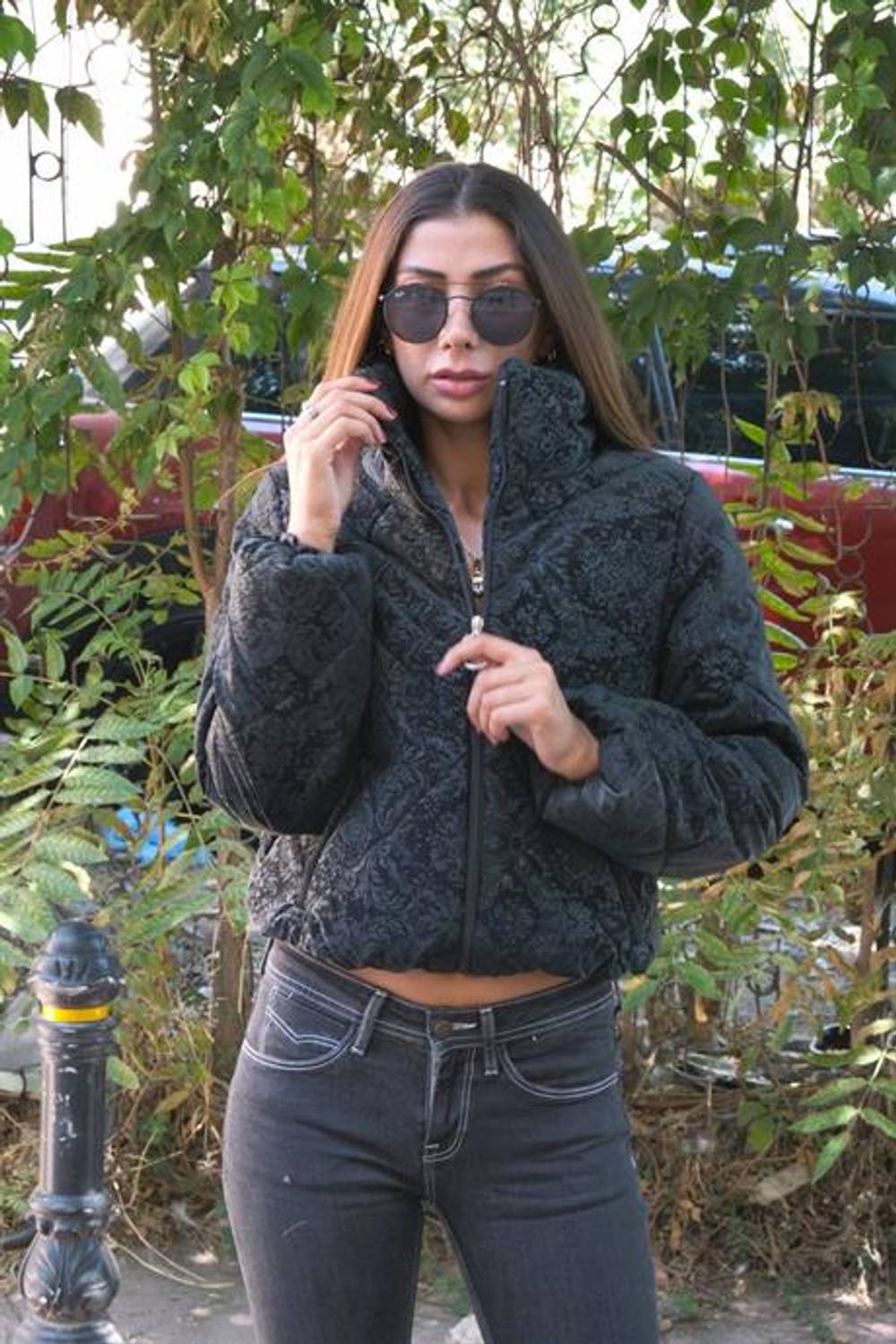 Люксове коротке пуховик з чорним високим коміром і візерунком Markano, доступний у розмірах 36-42