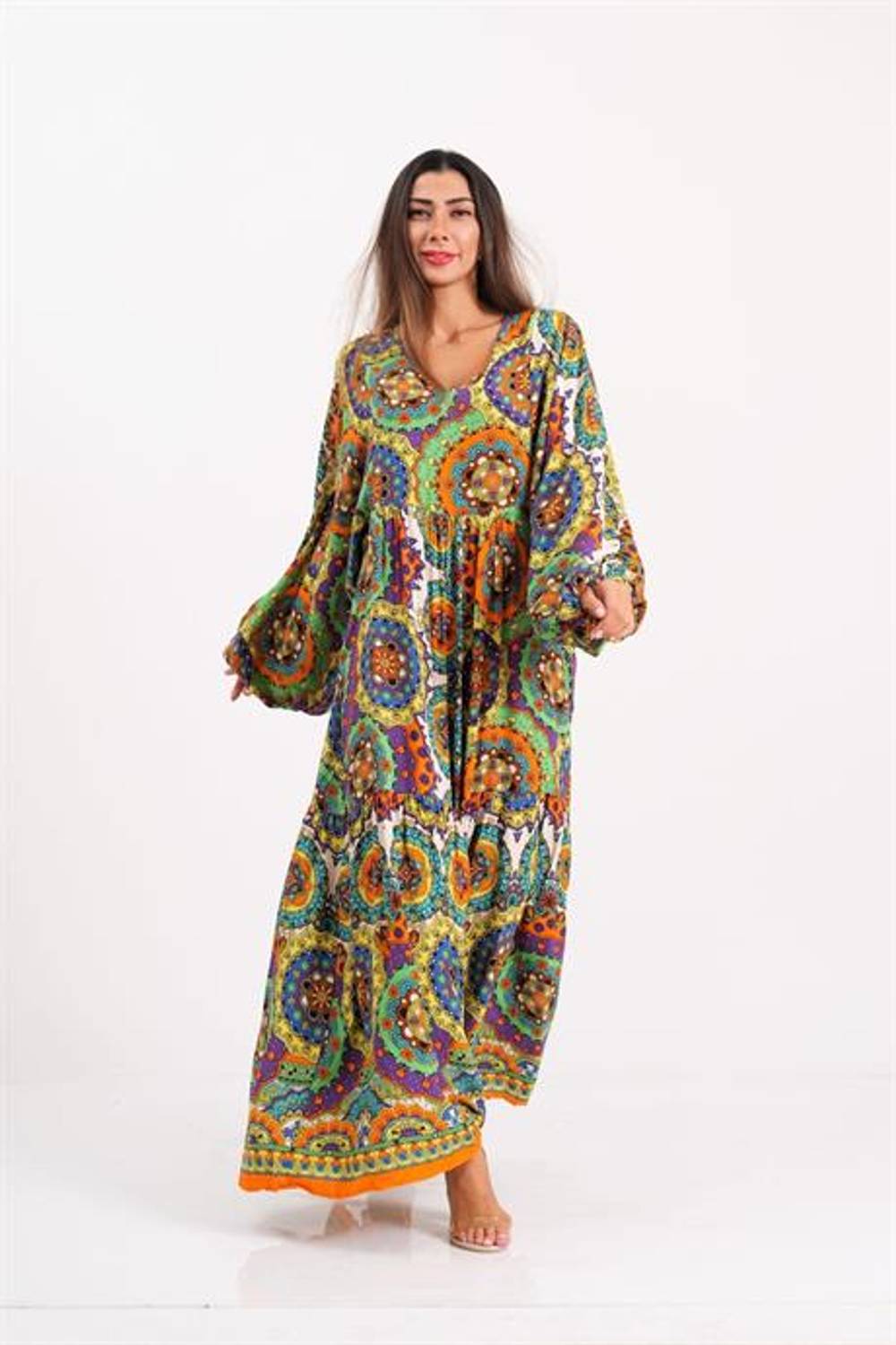 فستان طويل من ماركانو أخضر اللون بياقة على شكل حرف V وأكمام بالونية