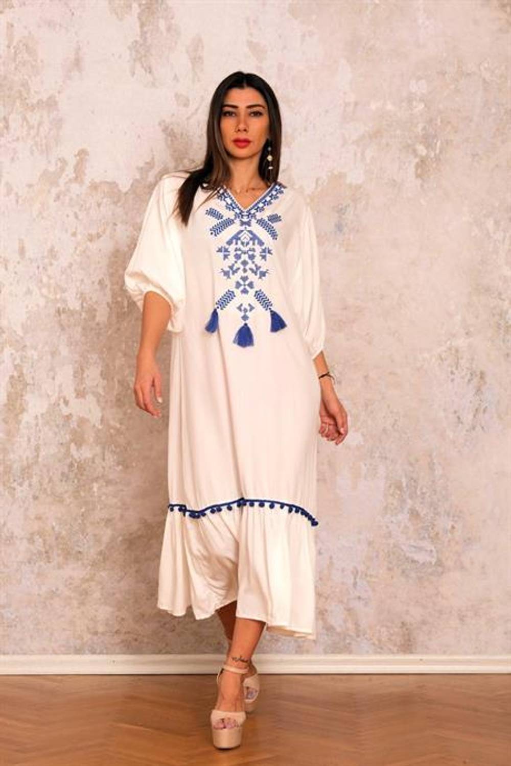 Markano Beyaz V Yaka Önü Nakışlı Püsküllü Eteği Fırfırlı Ponponlu Uzun Elbise