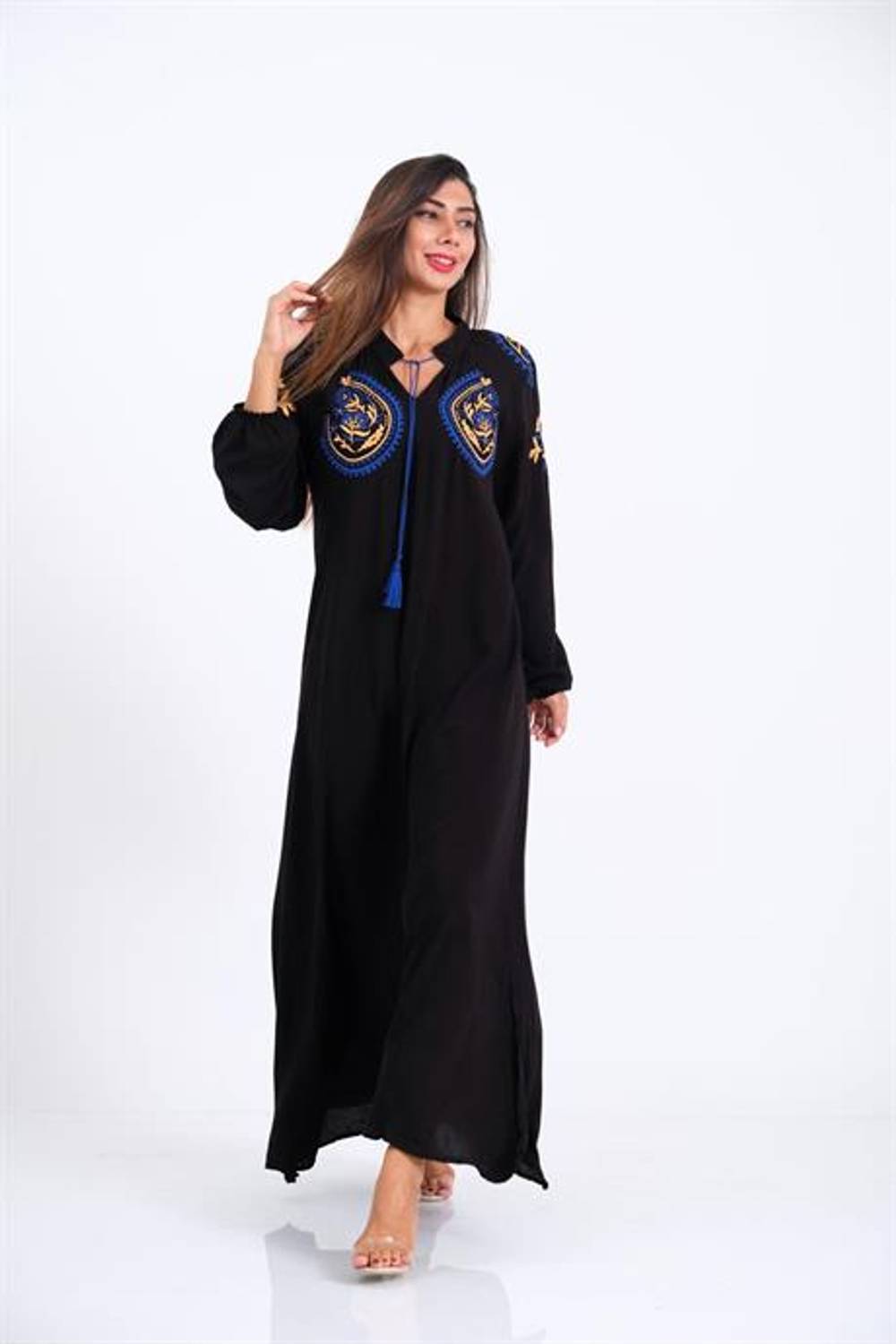 Черное длинное платье с вышивкой на груди и рукавах, длинными рукавами и бахромой, размеры 38-44