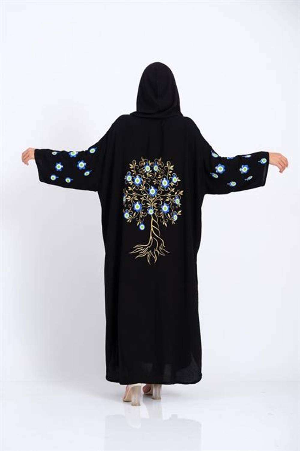 فستان طويل بغطاء للرأس من ماركانو باللون الأسود مع طبعة منقوشة على الظهر والأكمام