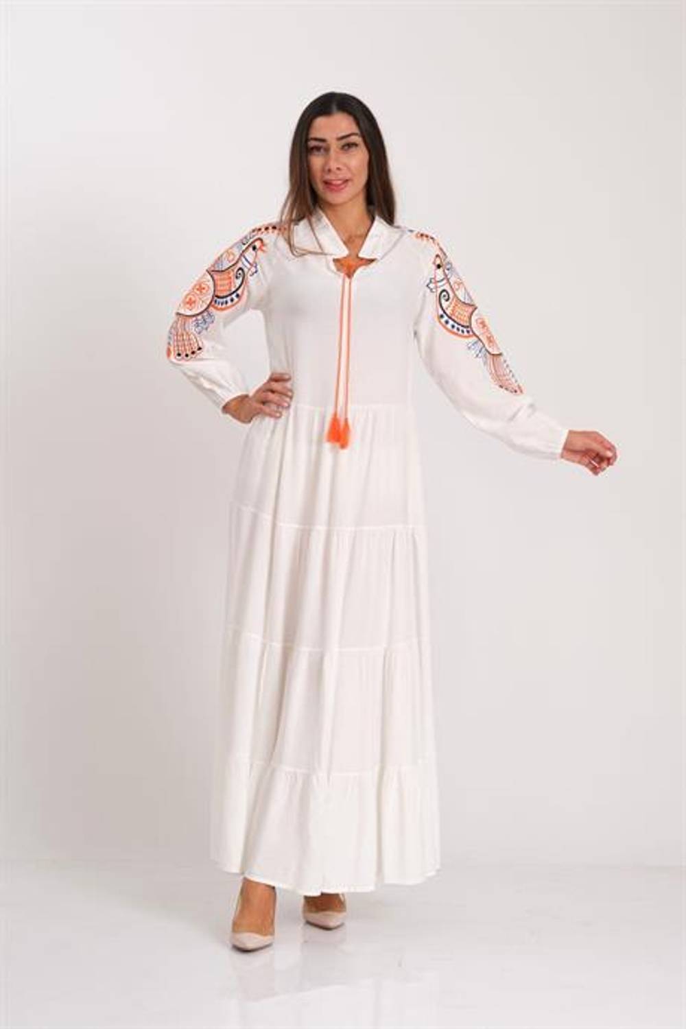 Markano Beyaz Dik Yaka Kolları Kuş Nakışlı Püskül Detaylı Eteği Kat Kat Uzun Elbise