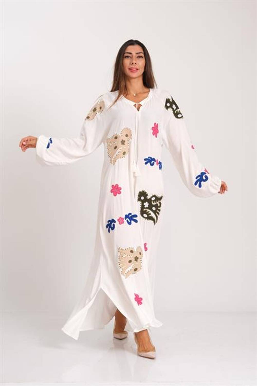 Markano Beyaz Sıfır Yaka Önü ve Kolları Nakışlı Püsküllü Uzun Elbise