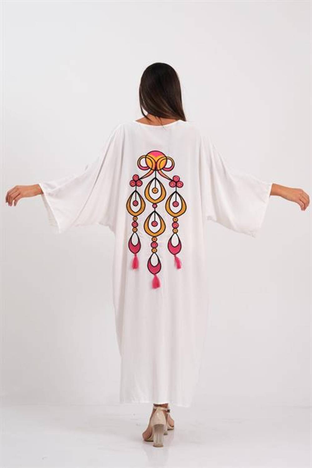 Markano Beyaz V Yaka Cepleri ve Sırtı Otantik Nakışlı Püsküllü Oversize Uzun Gömlek Elbise 