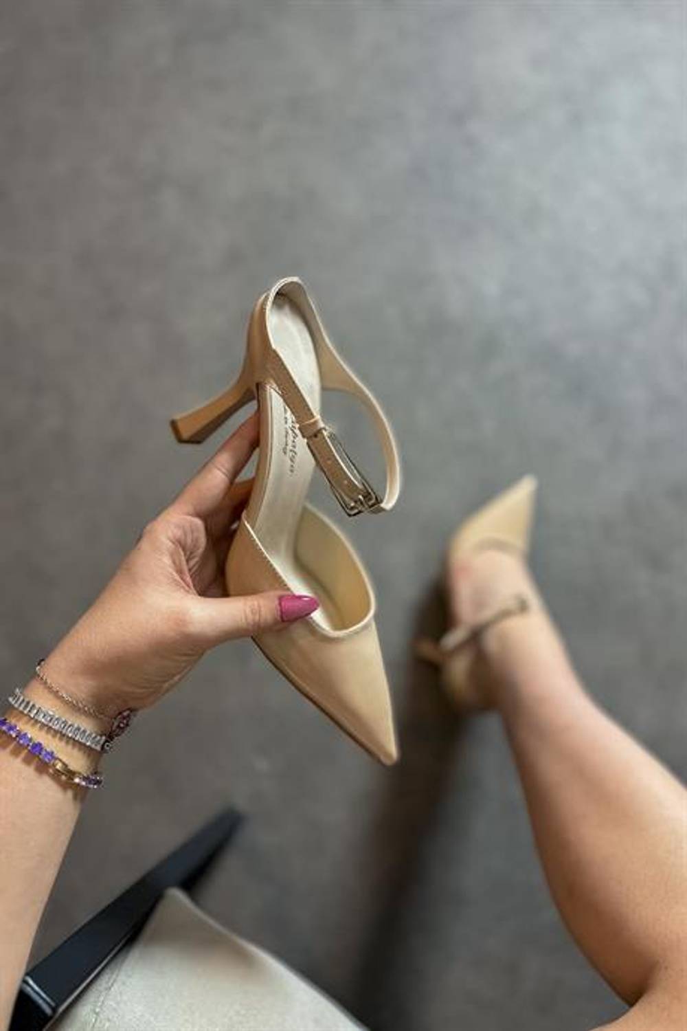 Женские туфли на каблуке Markano Rei с бежевым лаком и декоративной пряжкой, размеры 35-40