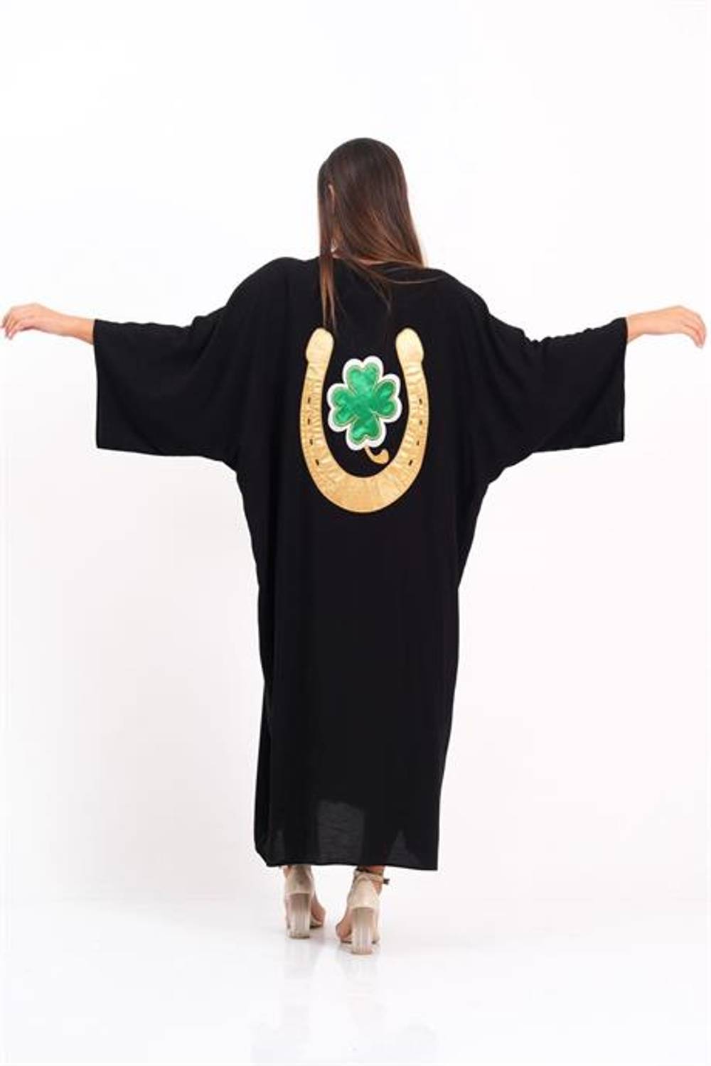 Черное платье-рубашка с V-образным вырезом, вышивкой трилистника и карманами, оверсайз, стандартный размер