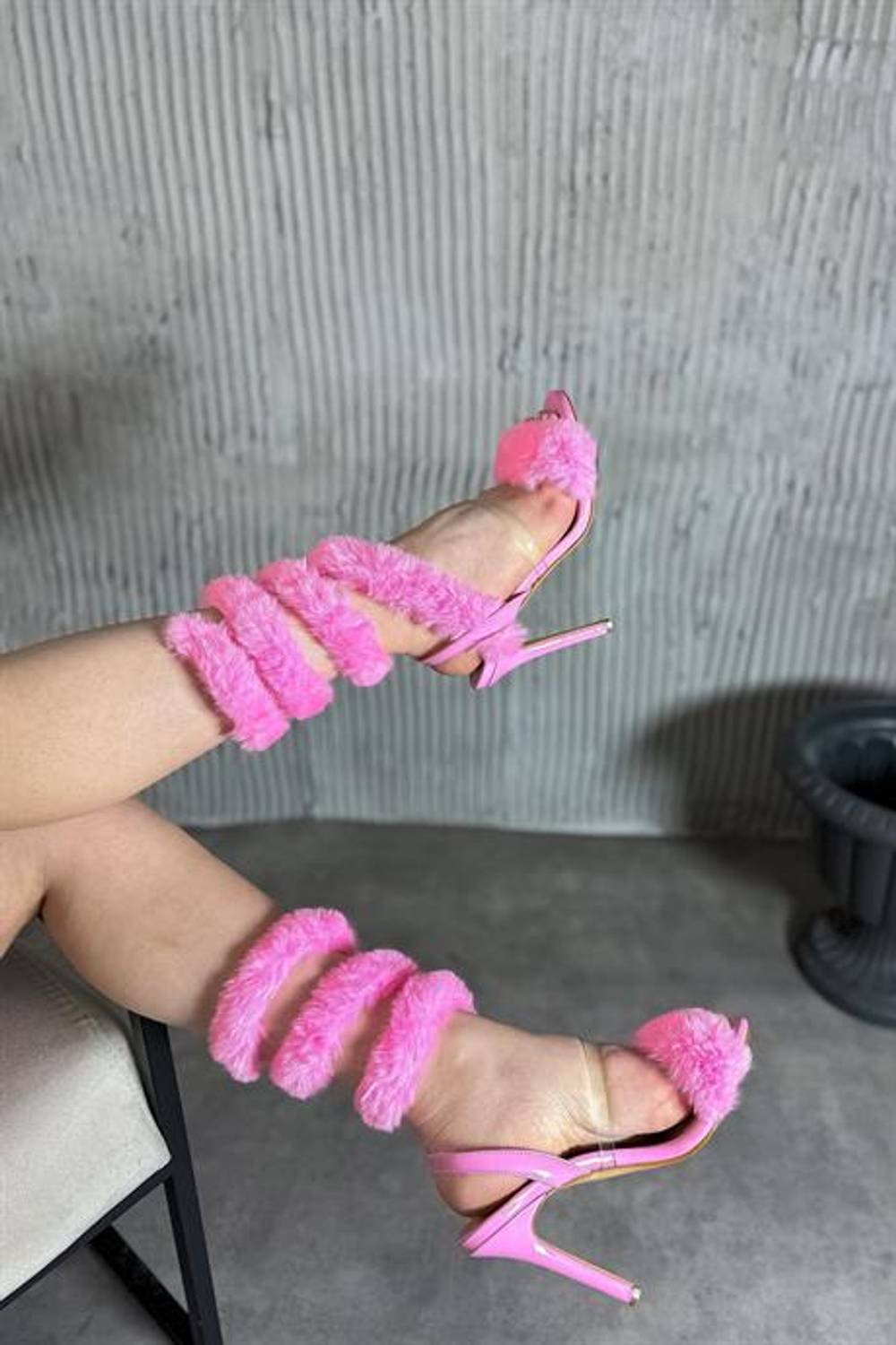 Туфлі на підборах Markano з фуксієвим пухнастим декором, доступні в розмірах 35-40