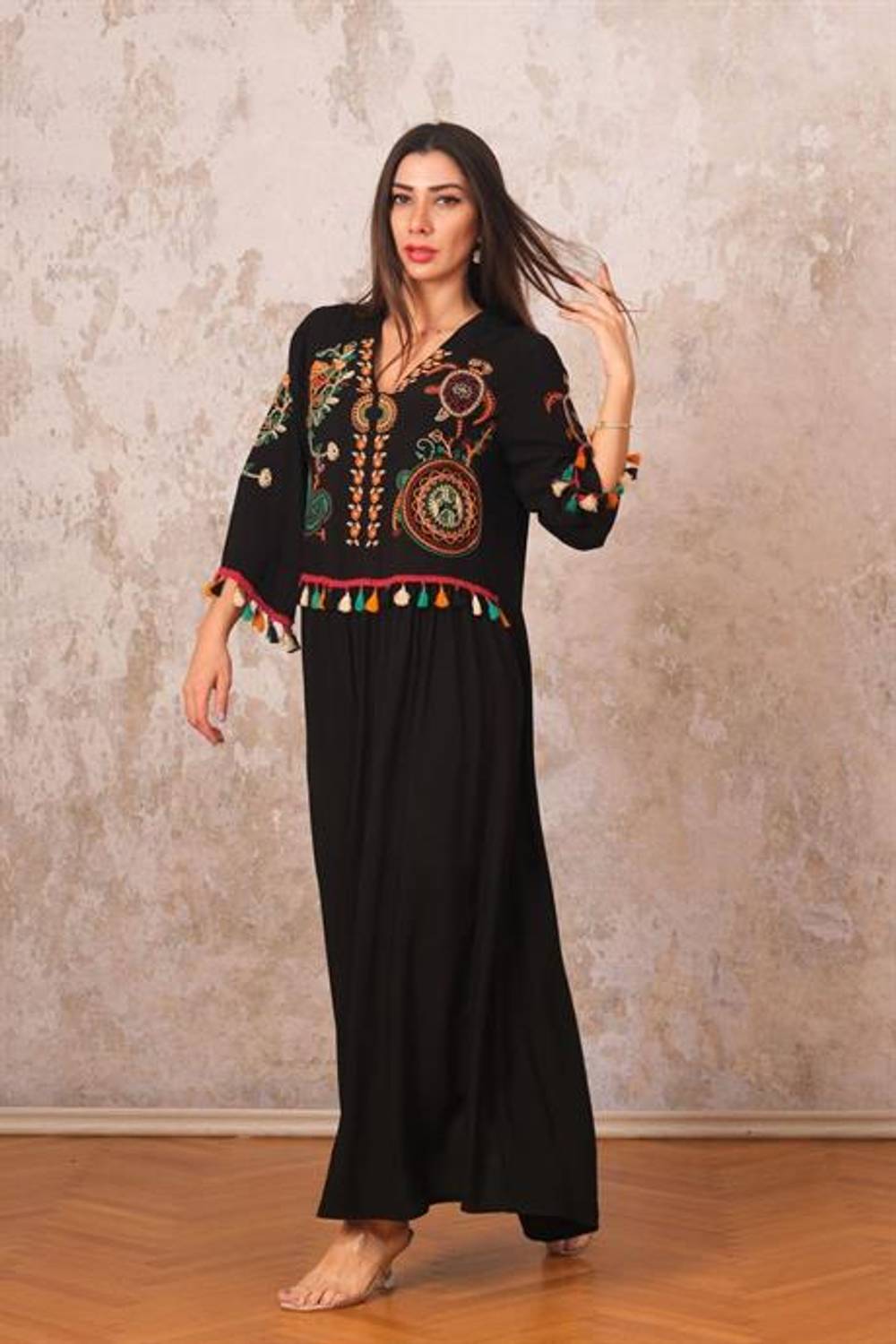 Длинное платье Markano с черным V-образным вырезом, аутентичной вышивкой на передней части и рукавах, с кисточками