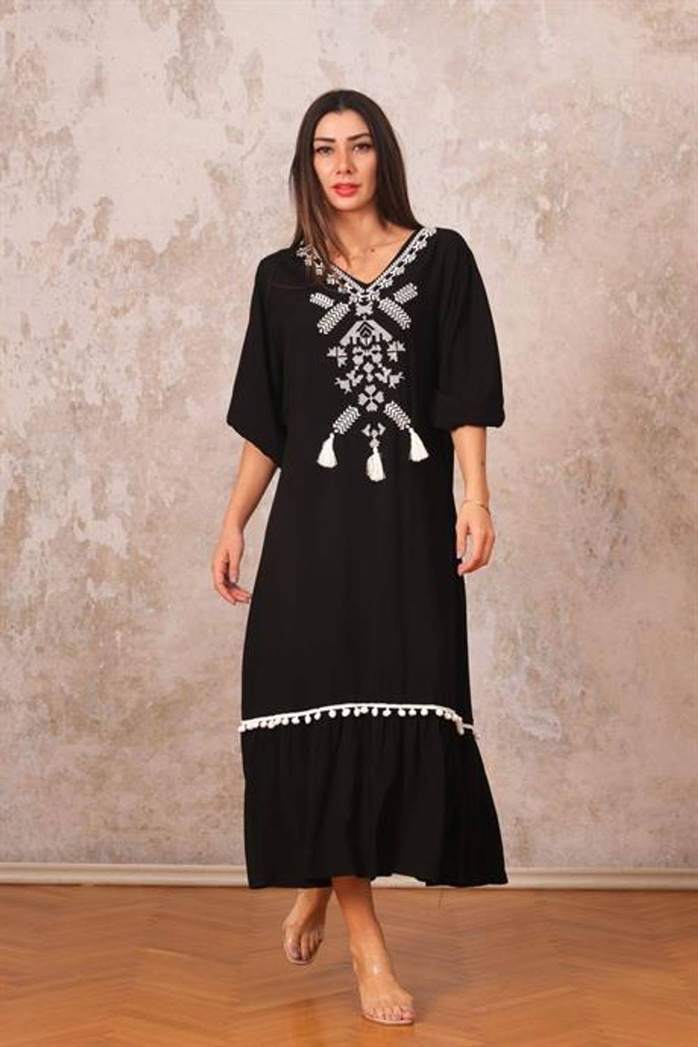 Чорне довге плаття з V-подібним вирізом, вишивкою, бахромою та помпонами, доступне в розмірах 38-44