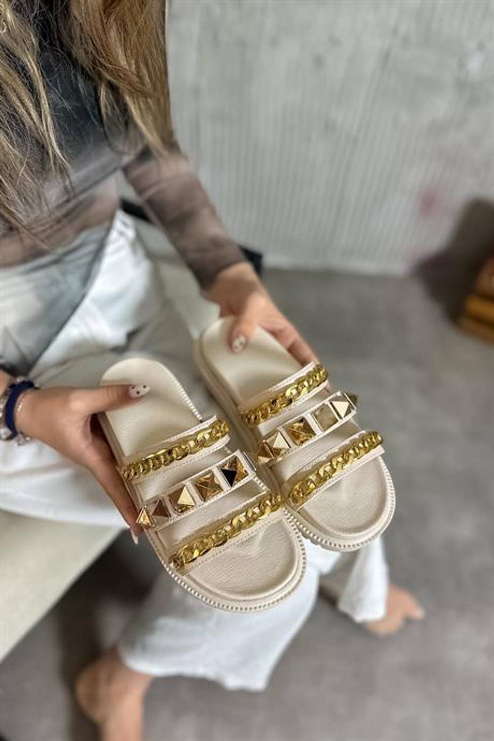 Markano Fera Bej Üç Bantlı Zincir Detaylı Kadın Terlik