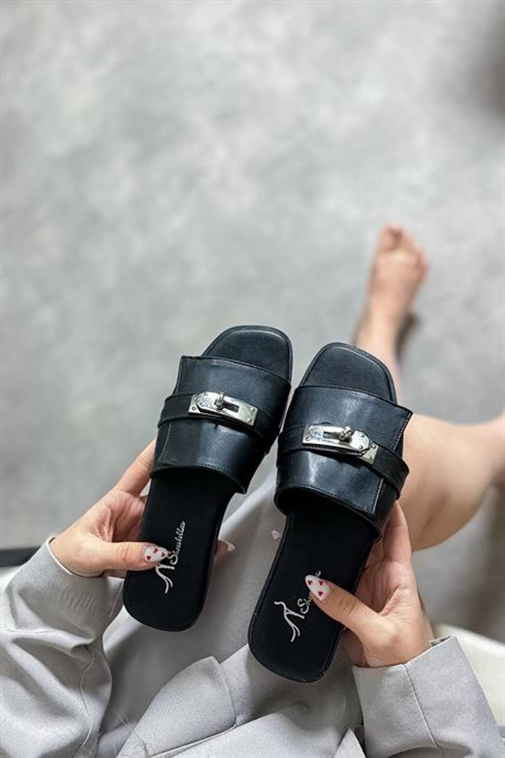 Женские шлепанцы Markano Roger черные с пряжкой, размер 36-40