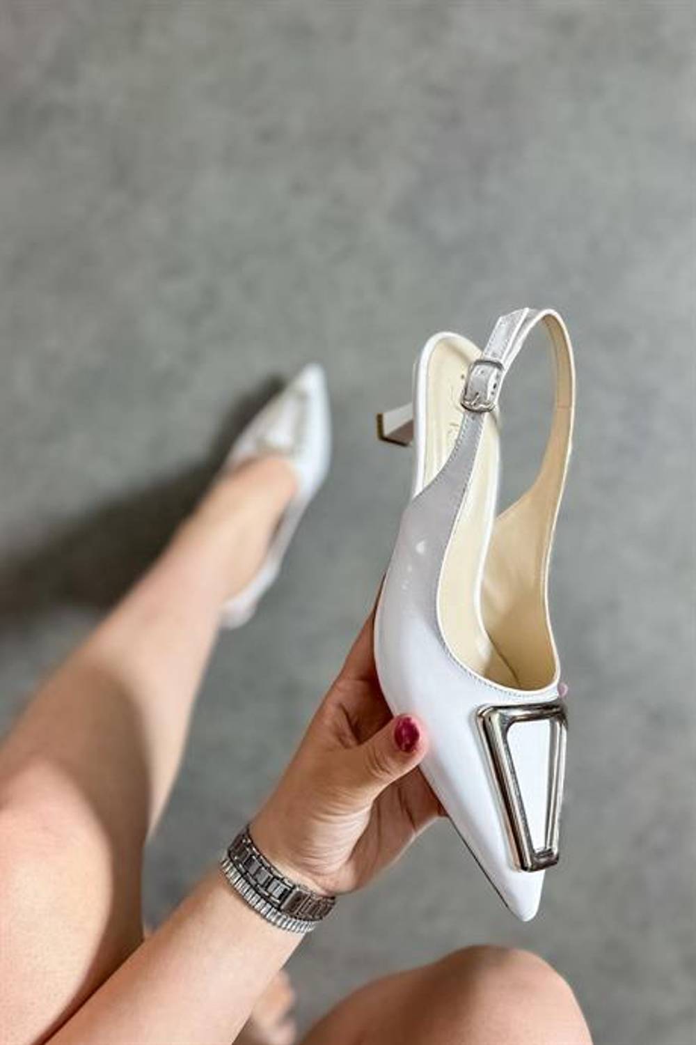 Markano Ucy Beyaz Rugan Üçgen Toka Detaylı Kadın Topuklu Ayakkabı