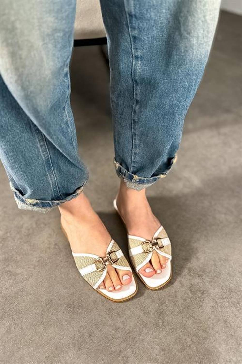 Markano Scot Beyaz Cilt Hasır Toka Detaylı Kadın Terlik