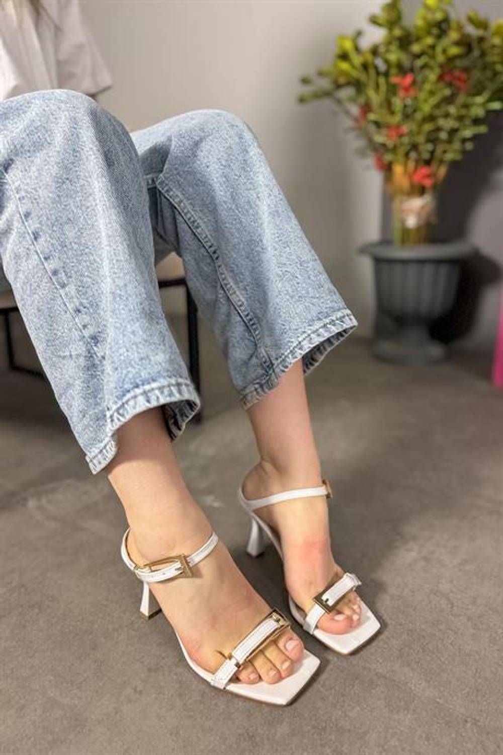 Markano Blaz Beyaz Rugan Çift Tokalı Kadın Topuklu Ayakkabı