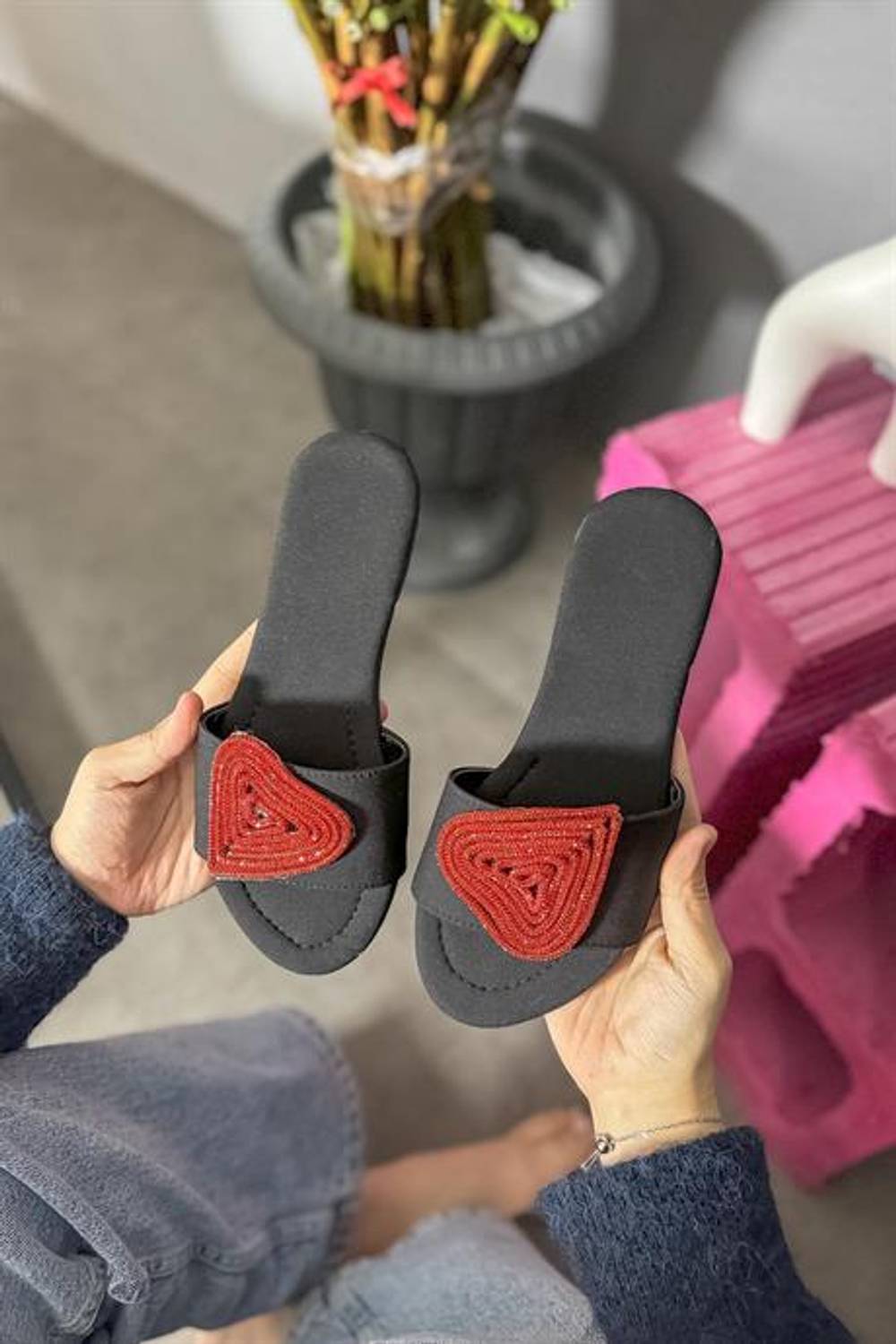 Markano Mika Siyah Kırmızı Kalp Detaylı Kadın Terlik