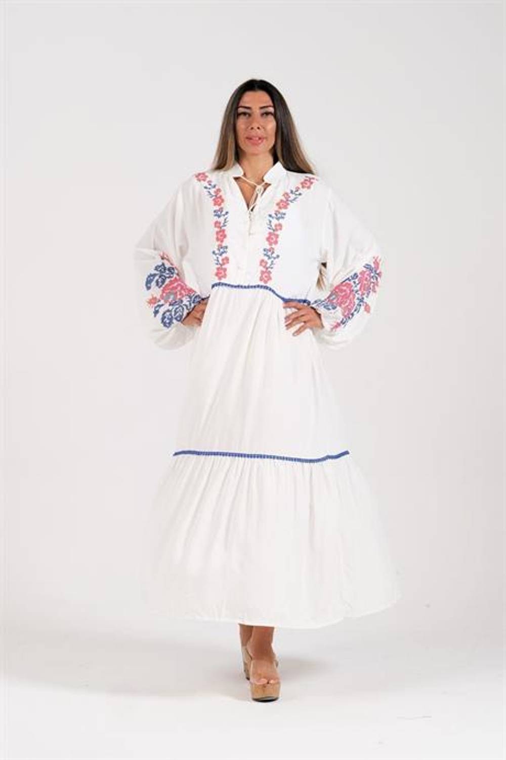 Markano Beyaz V Yaka Balon Kollu Çiçek Nakışlı Uzun Elbise