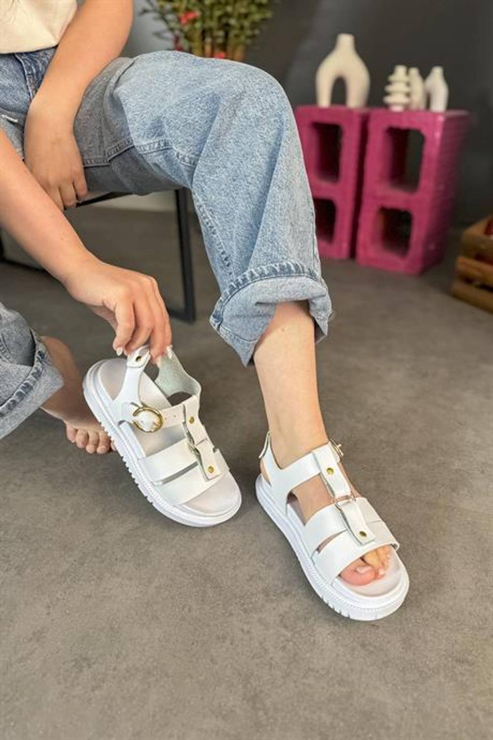 Markano Wolf Beyaz Cilt Kafes Gold Toka Detaylı Kadın Sandalet