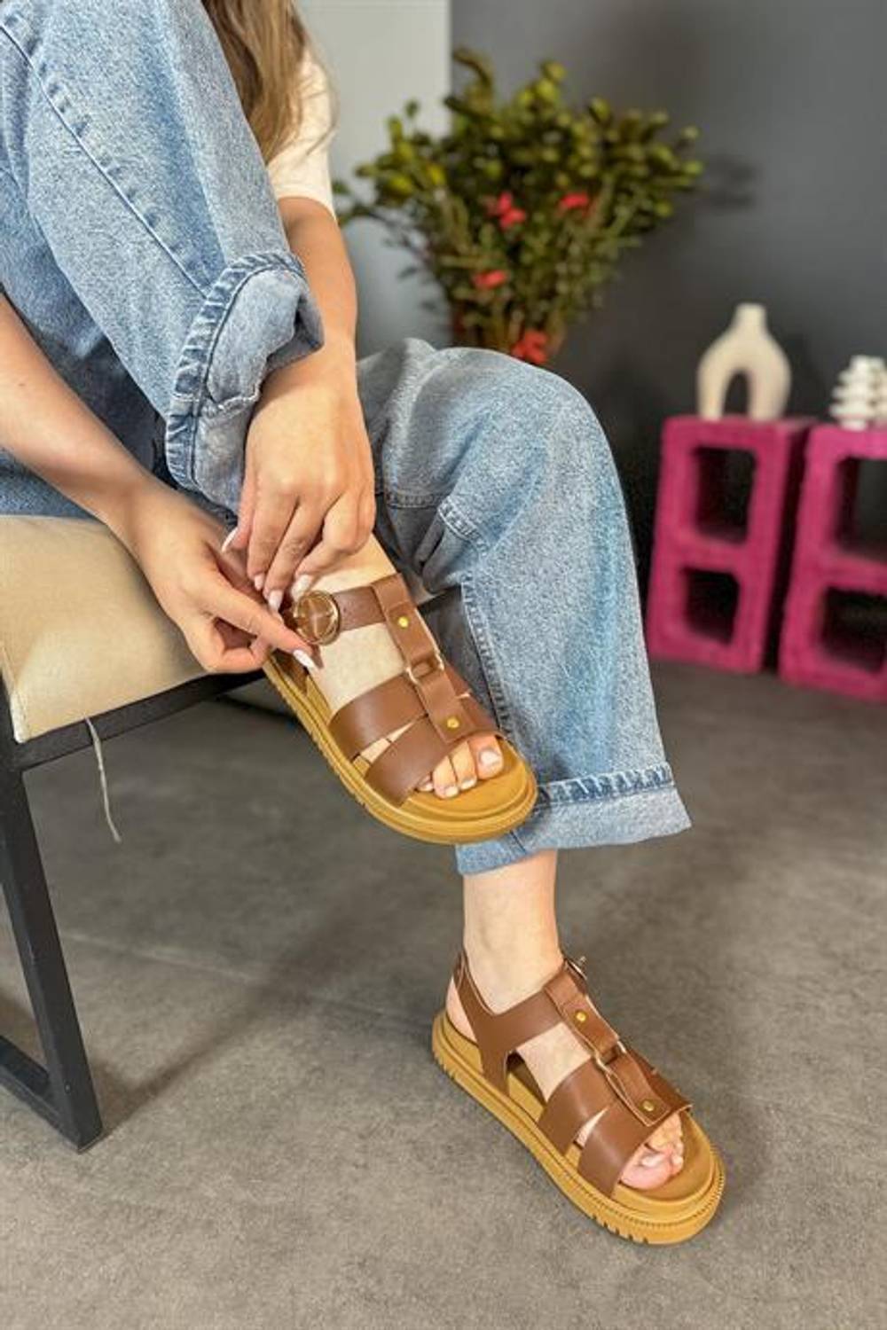 Markano Wolf Taba Cilt Kafes Gold Toka Detaylı Kadın Sandalet