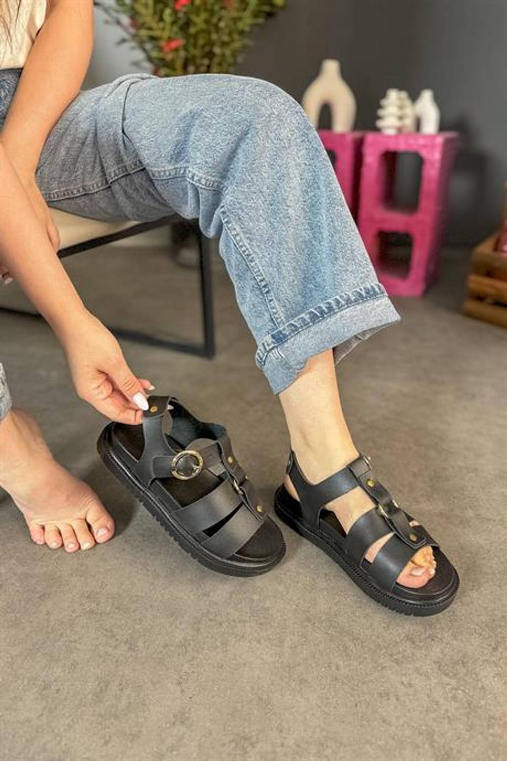 Markano Wolf Siyah Cilt Kafes Gold Toka Detaylı Kadın Sandalet