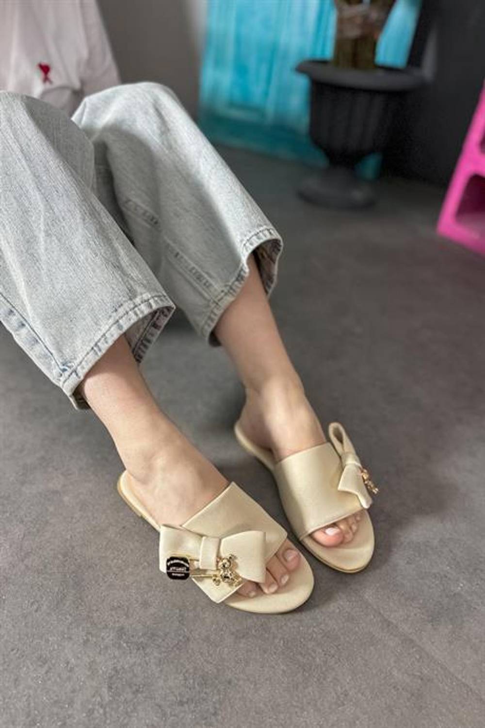 Жіночі шльопанці Markano Valen бежевого кольору з декором у вигляді ведмедика та бантику, розміри 36-40