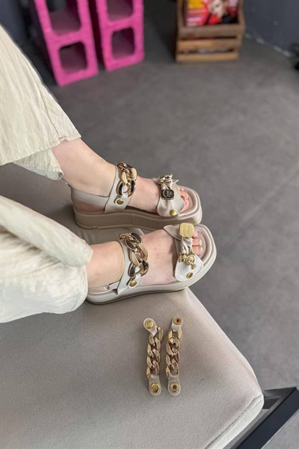 Markano Shan Bej Tak Çıkar Değişim Gold Tokalı Kadın Sandalet