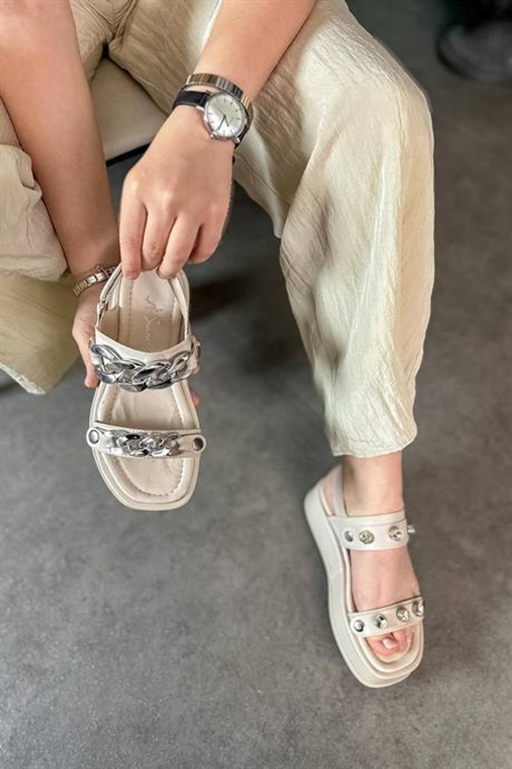 Сандалі жіночі Markano Slay бежеві з срібною пряжкою, зручні та стильні, доступні розміри 36-40