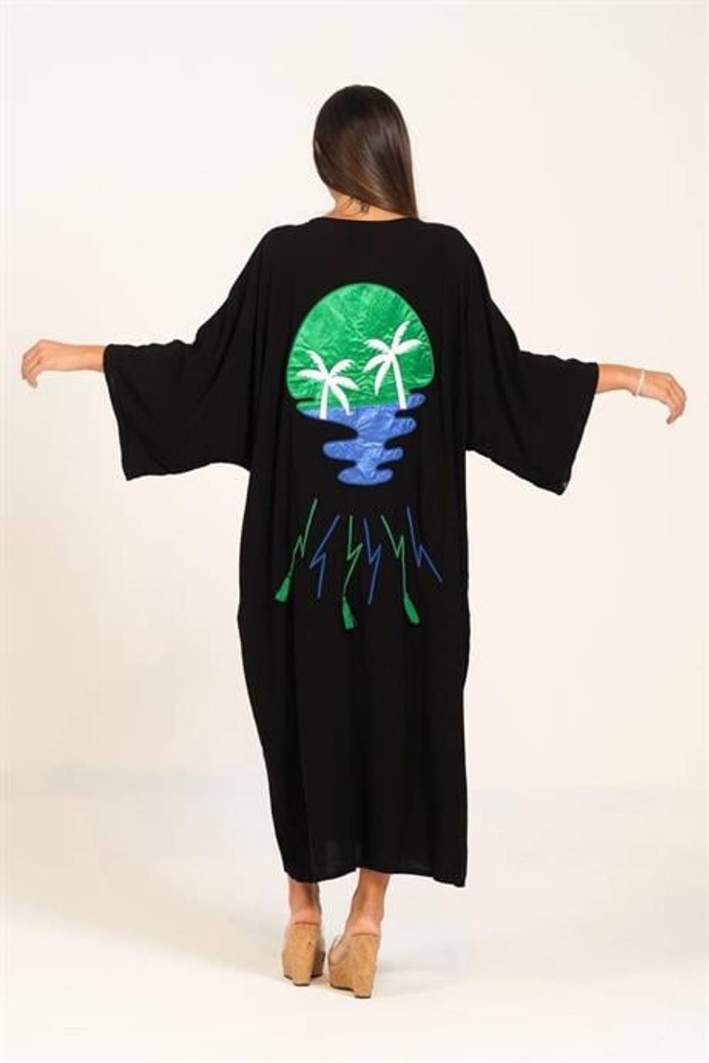 Markano Siyah V Yaka Sırtı Palmiye Aplike Nakışlı Püsküllü Cepli Uzun Gömlek Elbise