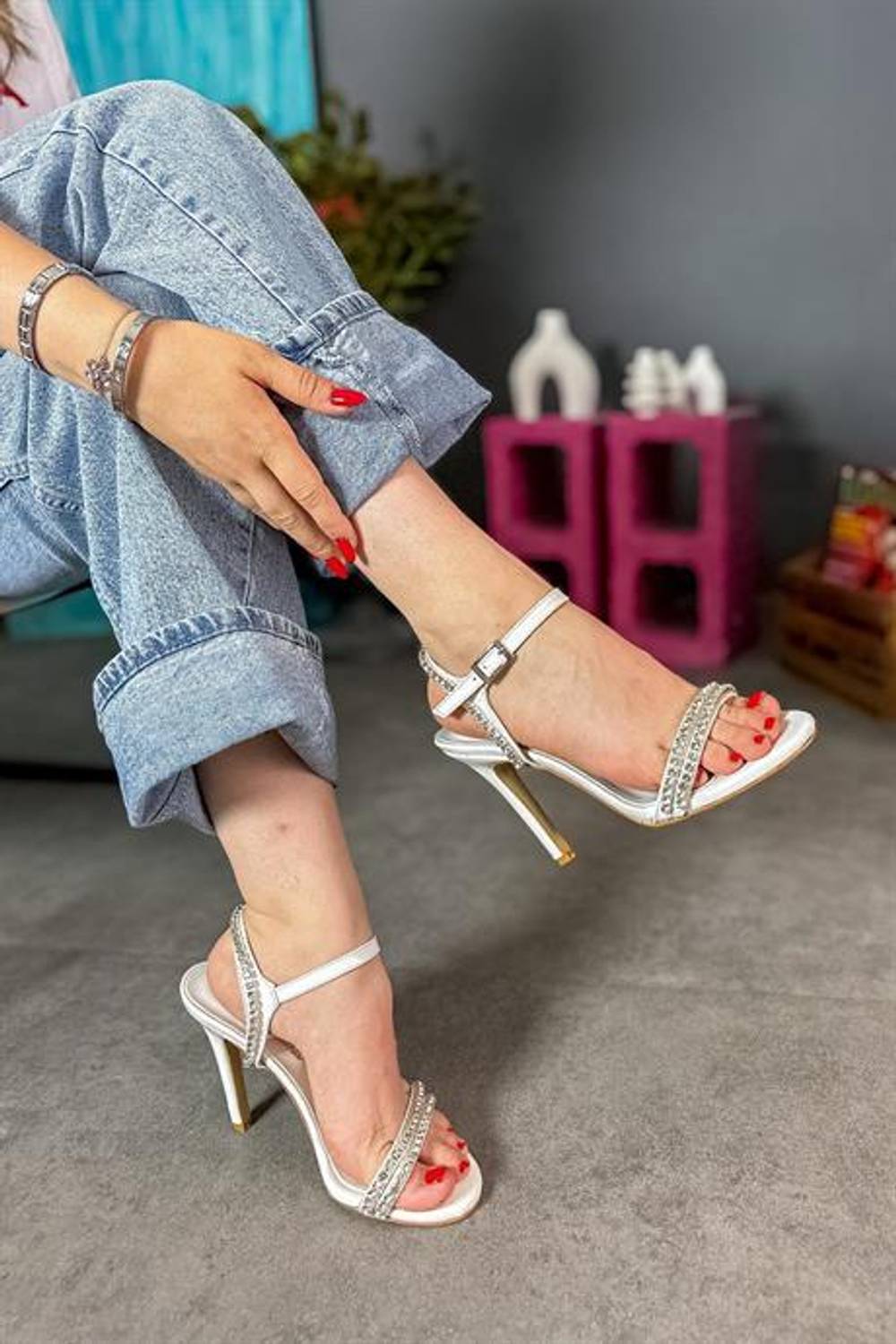 Markano Tisy Beyaz Üç Bant Taş Detaylı Kadın Topuklu Ayakkabı