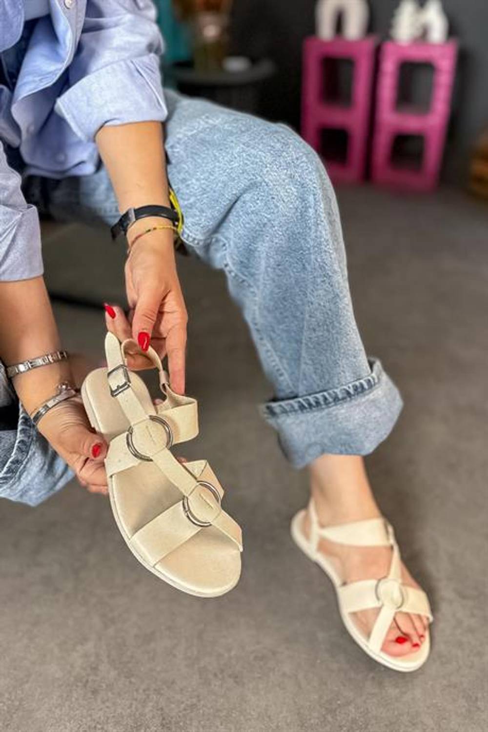 Женские сандалии Markano с деталью в виде бежевой круглой пряжки, размеры 36-40