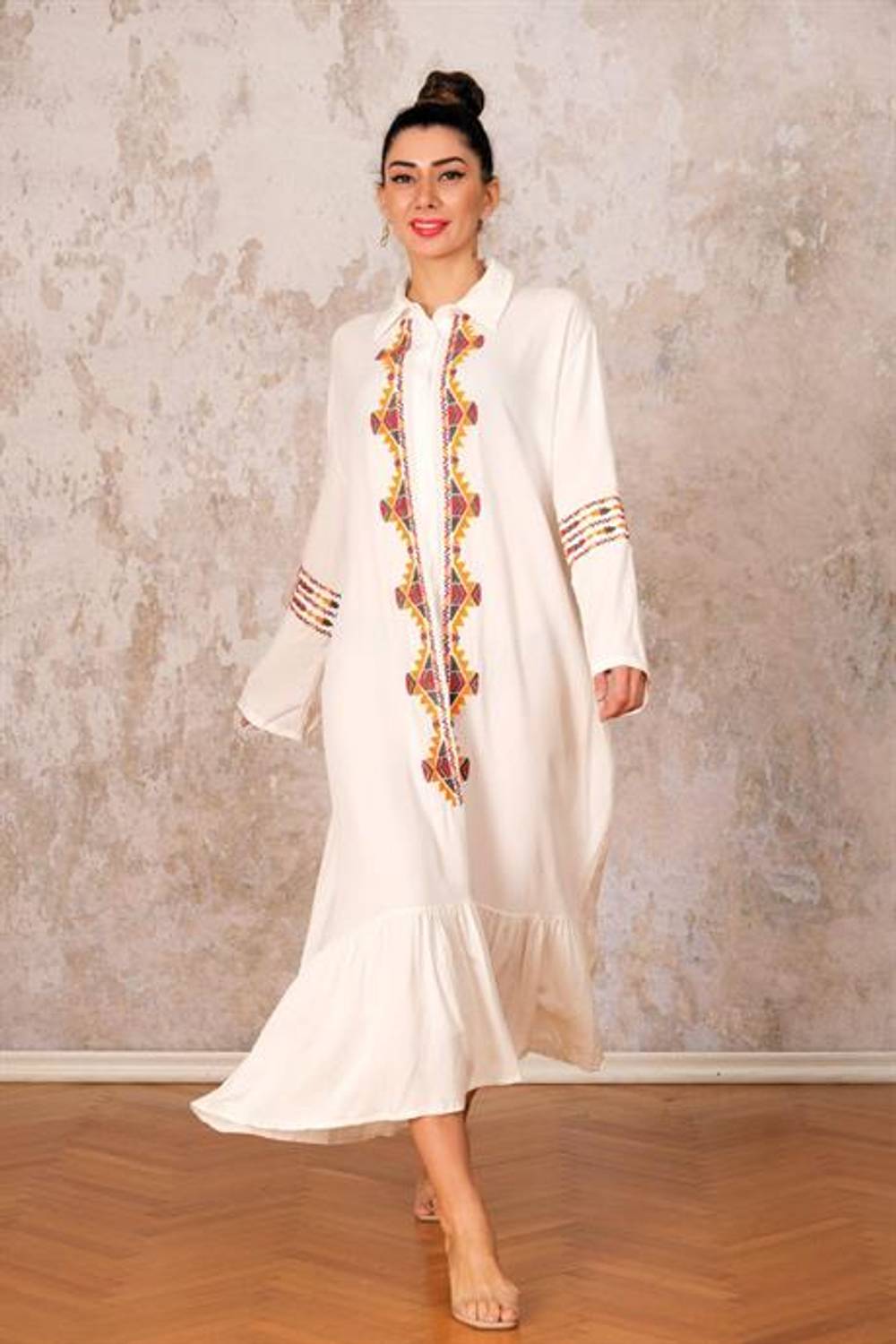 Markano Beyaz Önü ve Kolları Nakışlı Etekleri Fırfırlı Uzun Gömlek Elbise