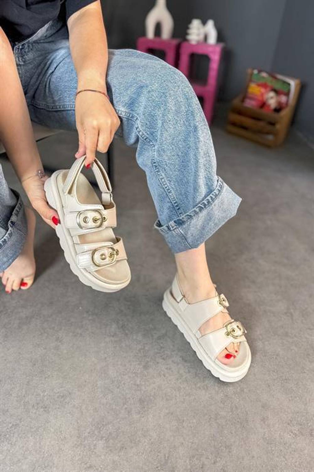 Markano Mui Bej Çift Toka Detaylı Kadın Sandalet