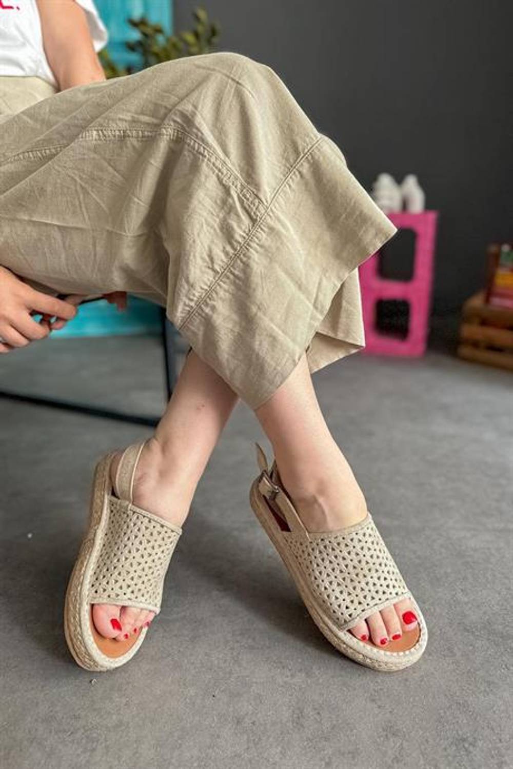 Markano Merin Bej Süet Biyeli Kadın Sandalet