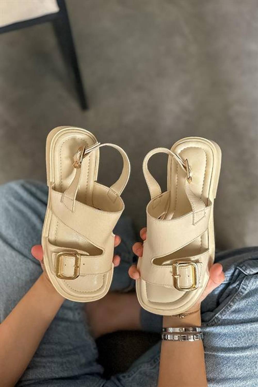 Markano Goldiee Bej Çift Kemer Detaylı Kadın Sandalet