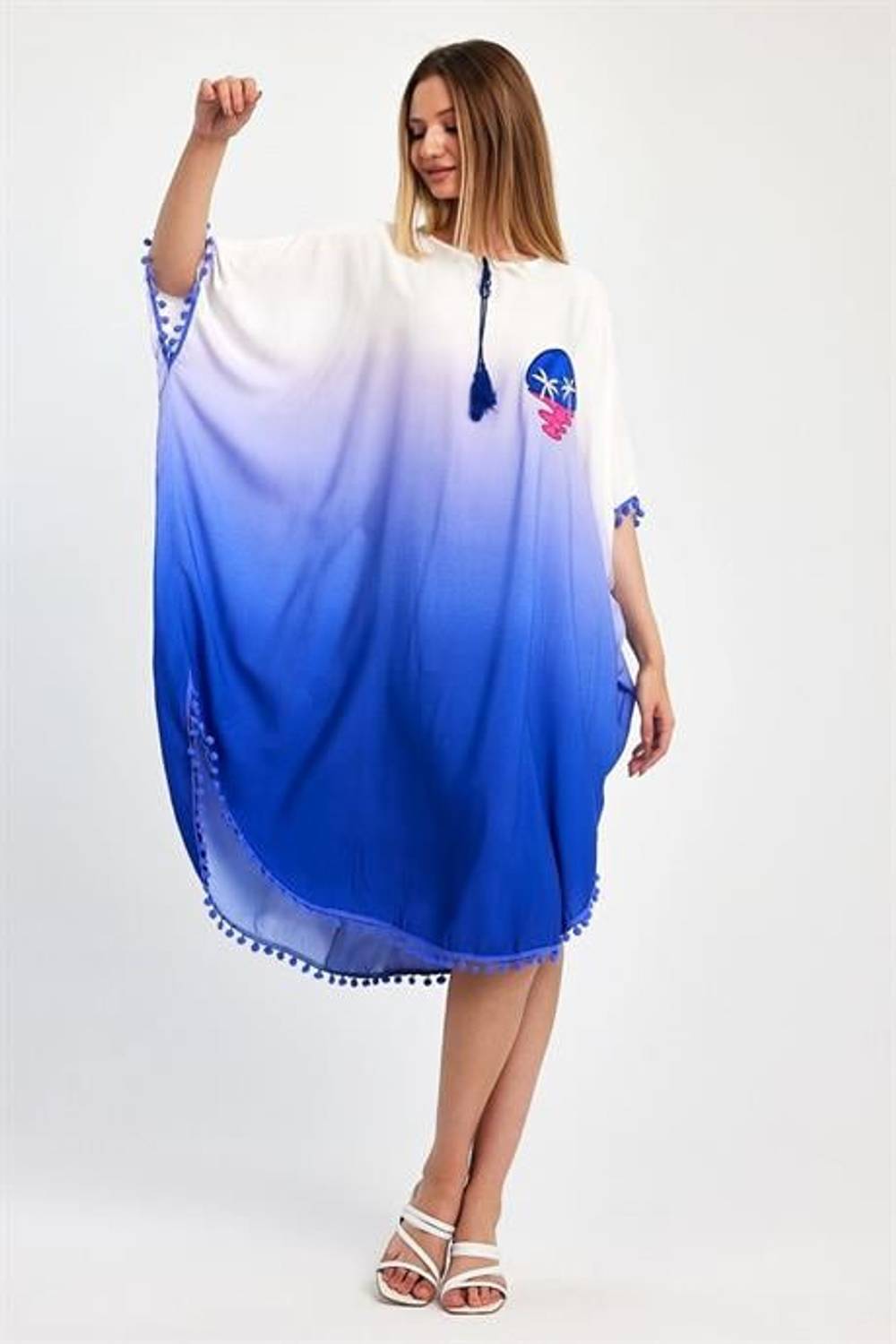 Короткое платье Markano с аппликацией и вышивкой, рукав летучая мышь, помпоны, стандартный размер, голубое