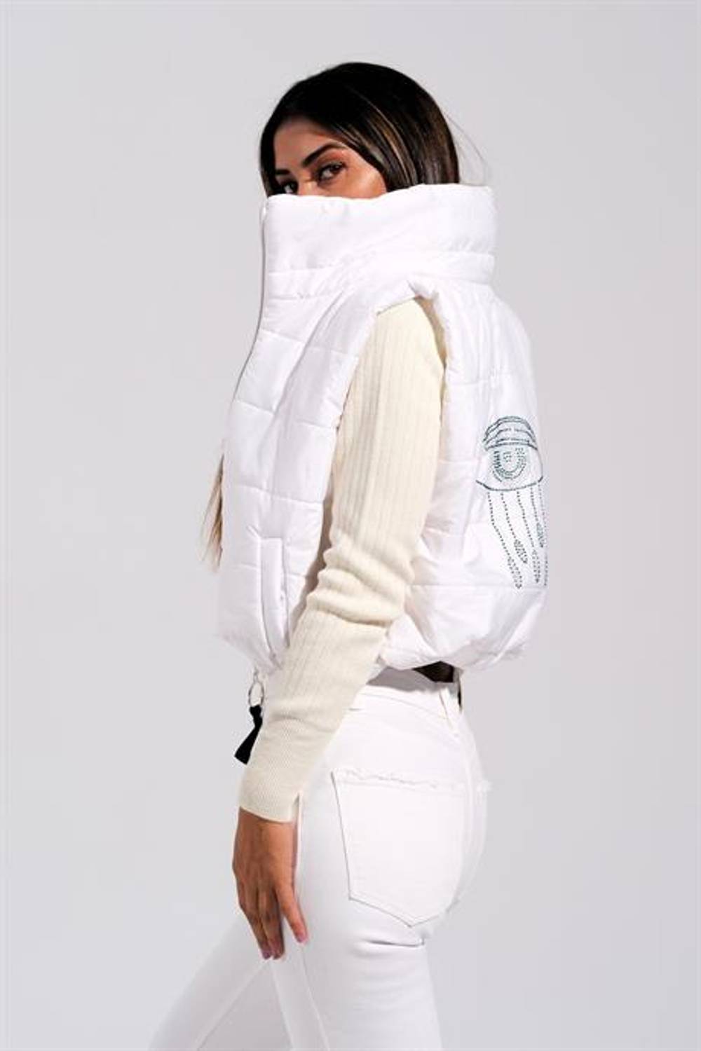 Markano Beyaz Sırtı Taş İşlemeli Dik Yaka Kısa Şişme Yelek