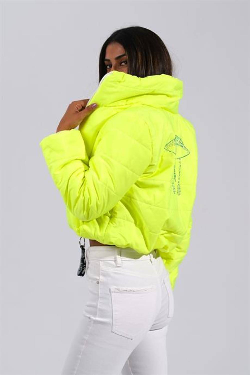 Markano Neon Yeşil Sırtı Taş Baskılı Dik Yaka Kısa Şişme Mont