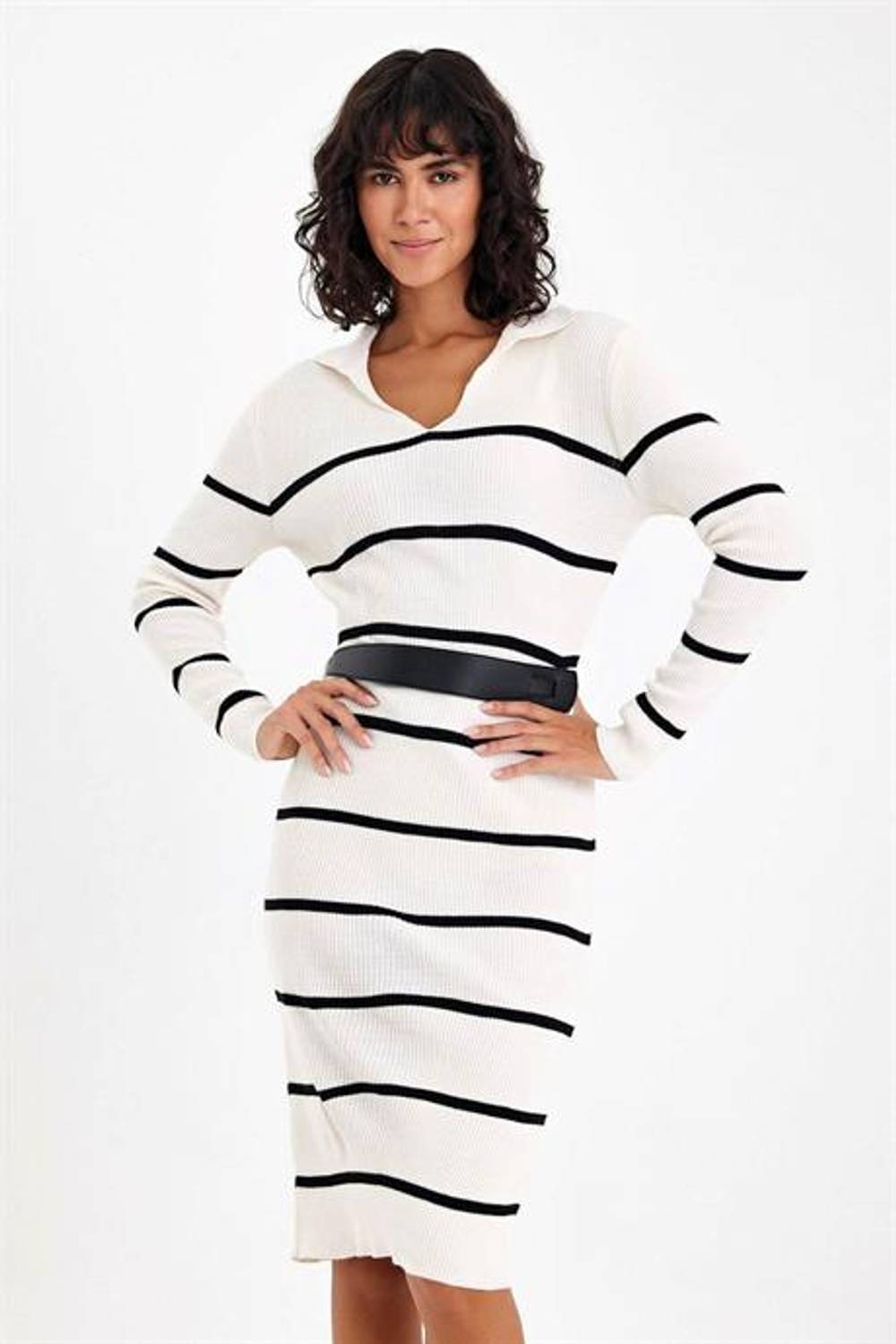 Markano Beyaz Çizgili V Yaka Kemerli Diz Boyu Triko Elbise