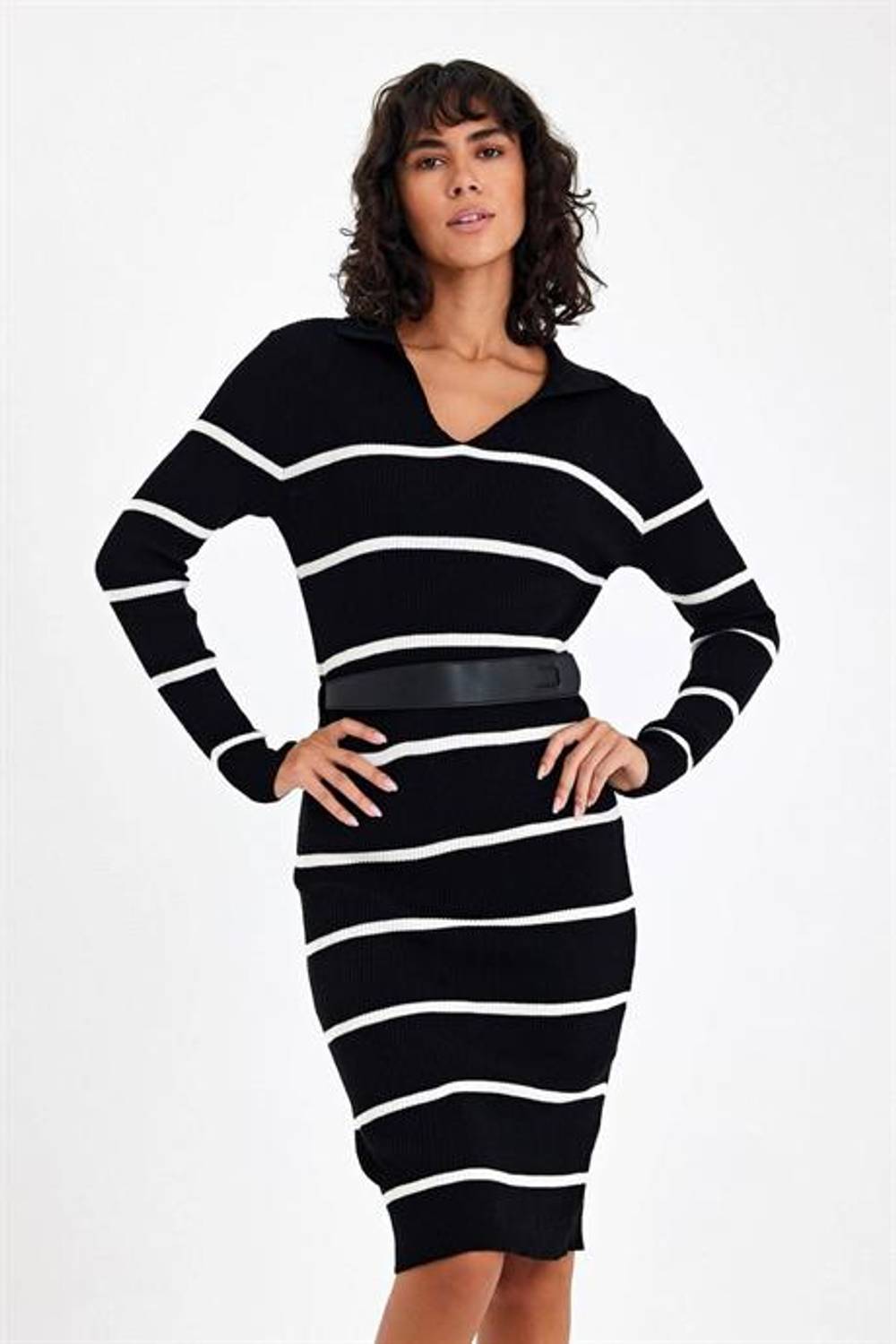 Markano Siyah Çizgili V Yaka Kemerli Diz Boyu Triko Elbise