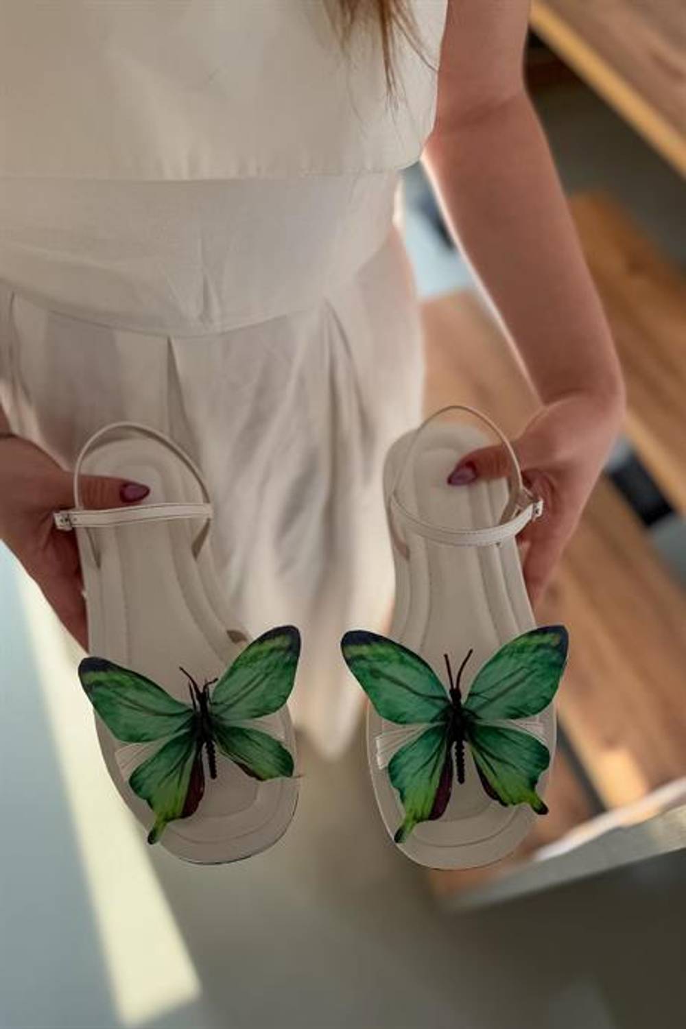 Markano Mesa Beyaz Yeşil Kelebek Detaylı Kadın Sandalet