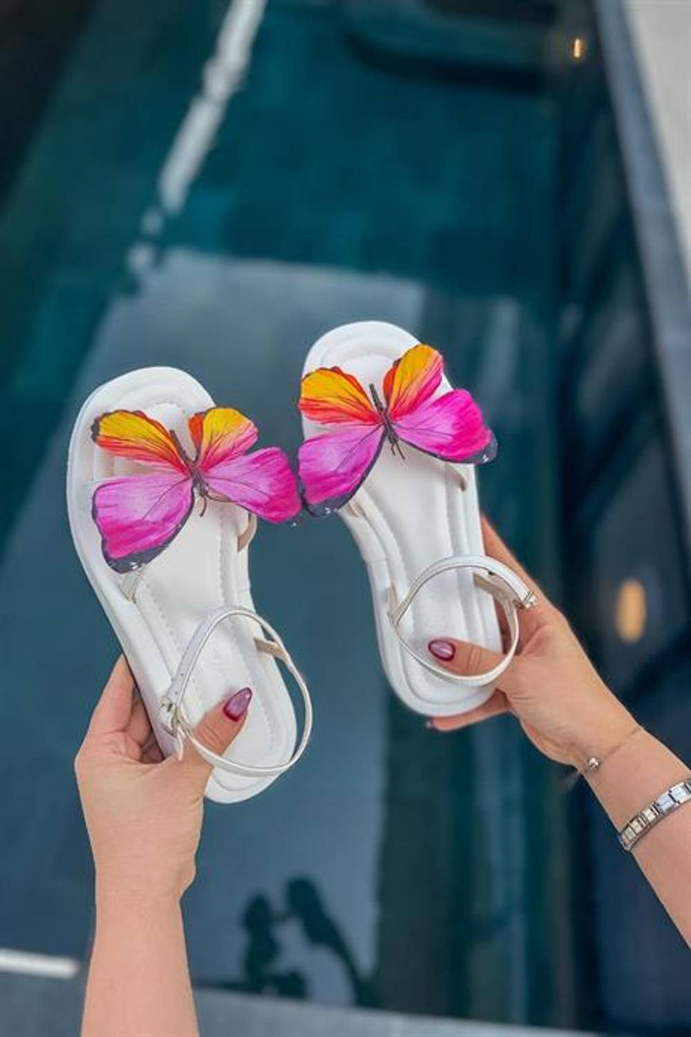 Markano Mesa Beyaz Fuşya Kelebek Detaylı Kadın Sandalet