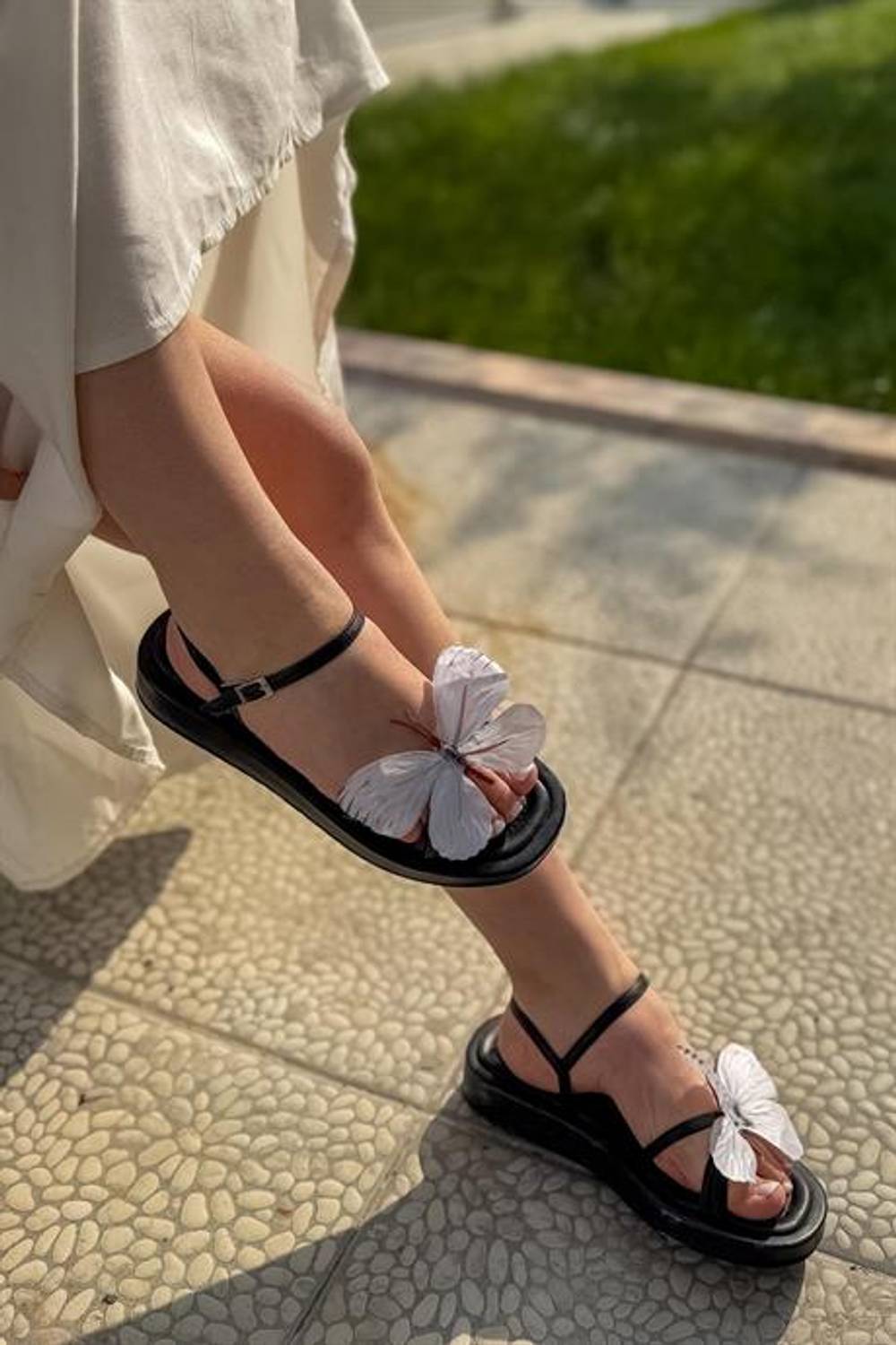 Markano Mesa Siyah Beyaz Kelebek Detaylı Kadın Sandalet