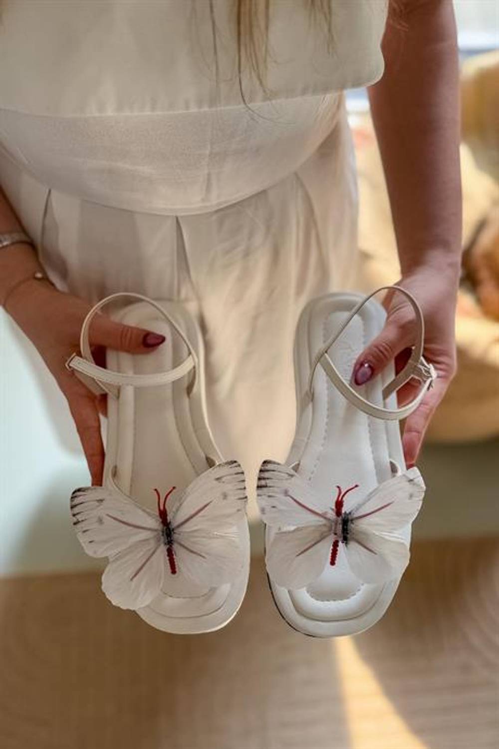 Markano Mesa Beyaz Kelebek Detaylı Kadın Sandalet