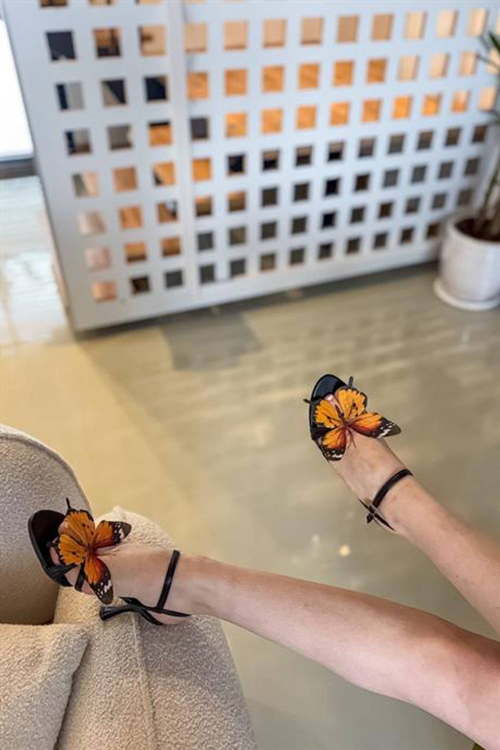 Markano Butter Siyah Turuncu Kelebek Detaylı Kadın Topuklu Ayakkabı