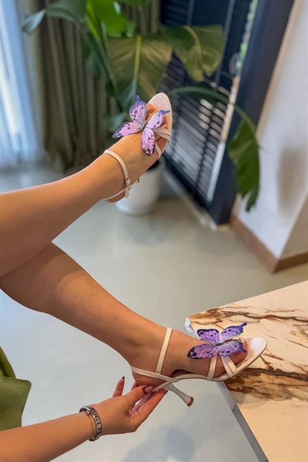 Markano Butter Beyaz Mor Kelebek Detaylı Kadın Topuklu Ayakkabı